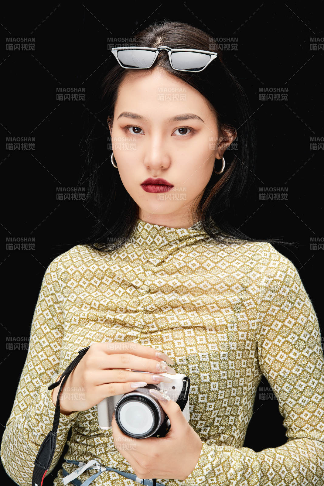 手持电话穿着复古的亚洲少女图片