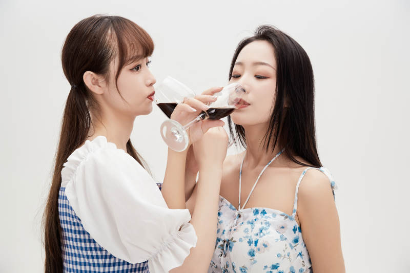 亲密无间的可爱的亚洲美女闺蜜图片