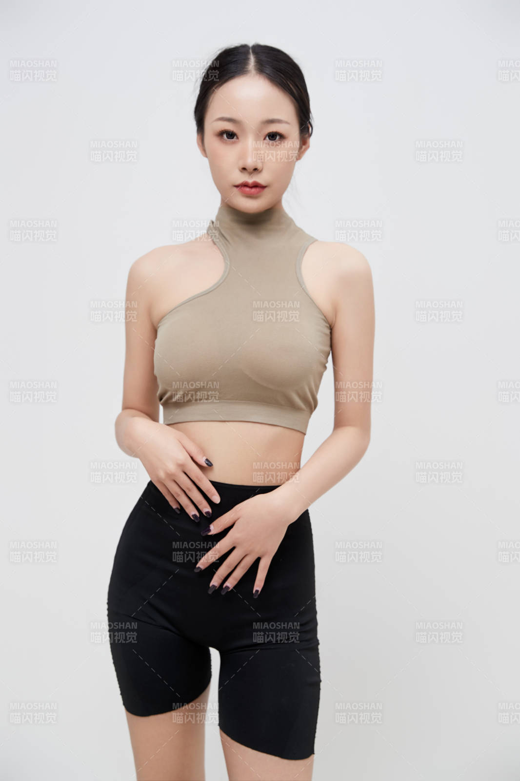 穿着运动服的亚洲美女图片