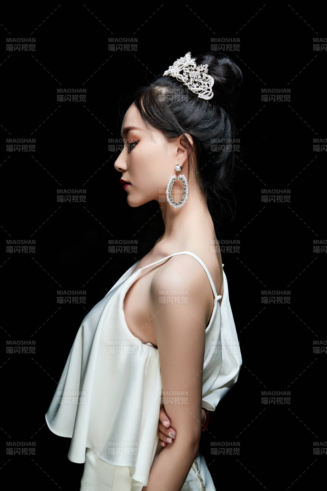 黑色背景下的女性复古婚纱妆面图片