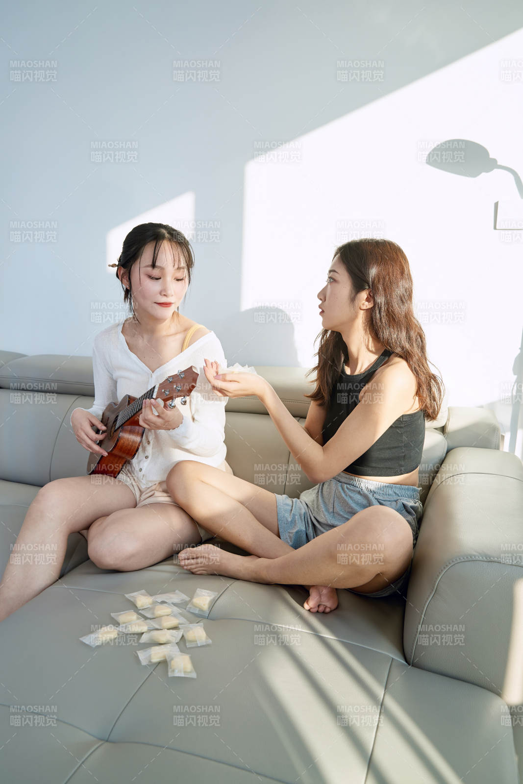 坐在沙发弹琴唱歌俩位美女闺蜜图片