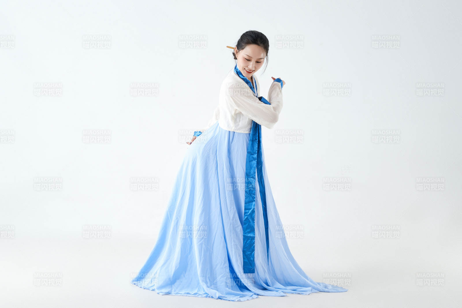 穿着中国朝鲜族传统服饰跳舞的少女图片