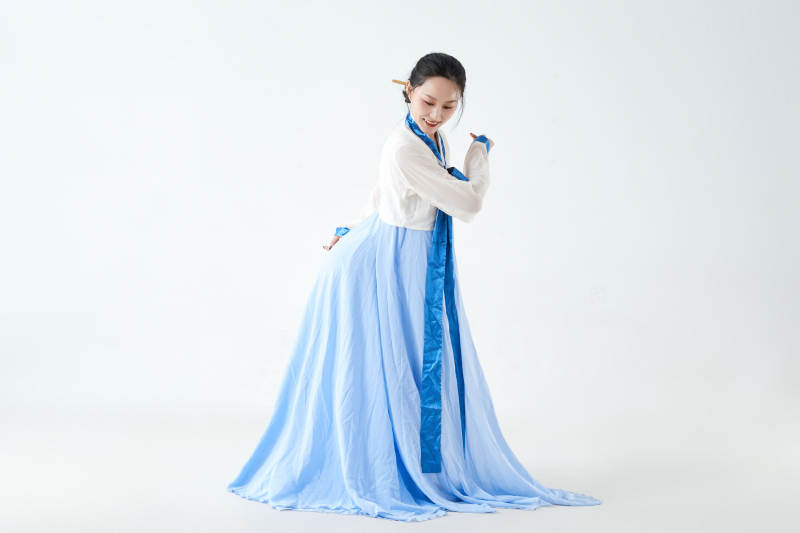 穿着中国朝鲜族传统服饰跳舞的少女图片