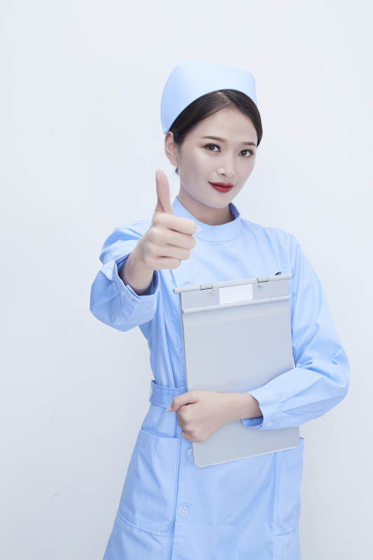 白背景里穿蓝色护士服手持病历夹的美女护士图片