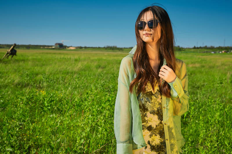 盛夏在草原湿地公园游玩的姑娘图片