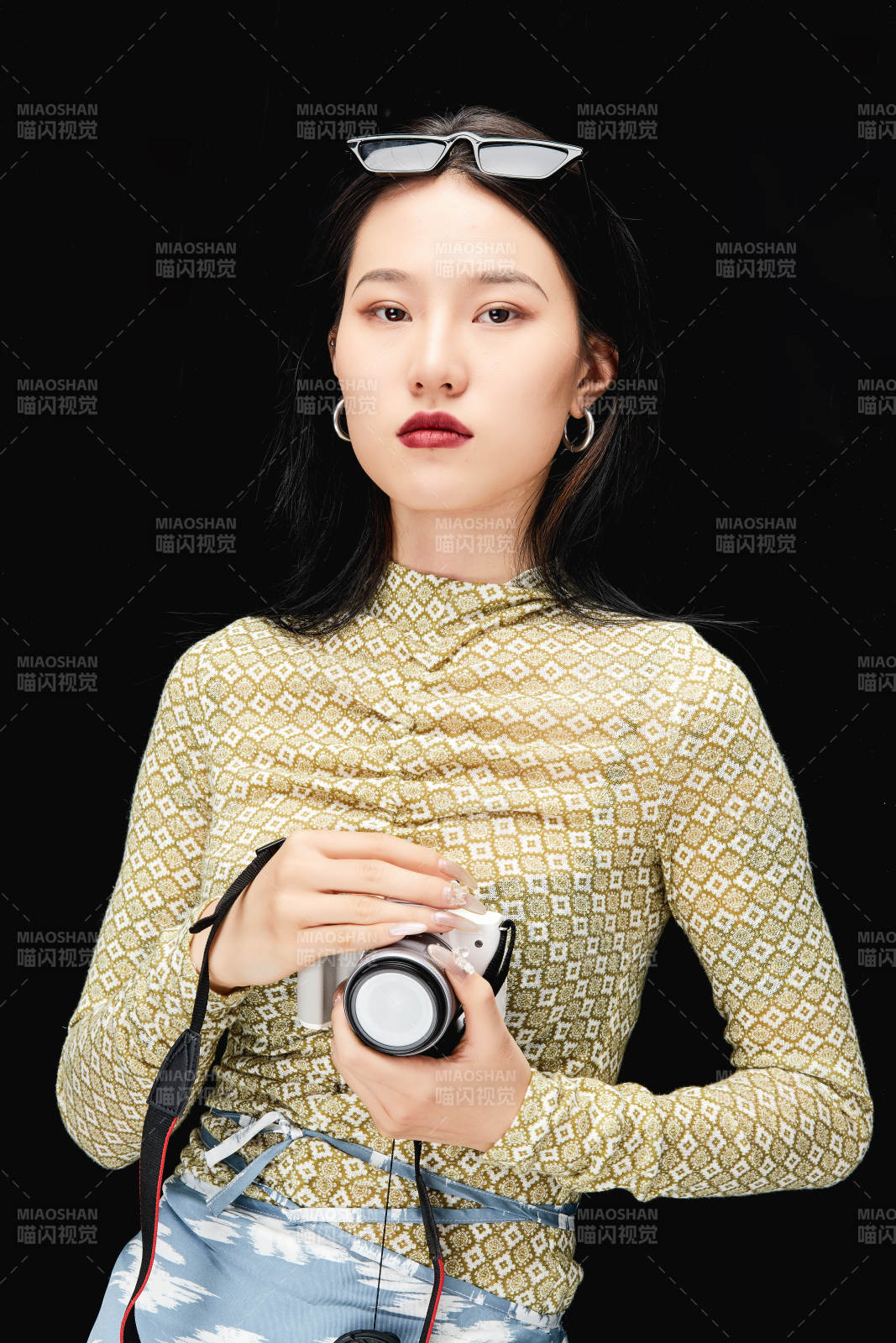 手持电话穿着复古的亚洲少女图片