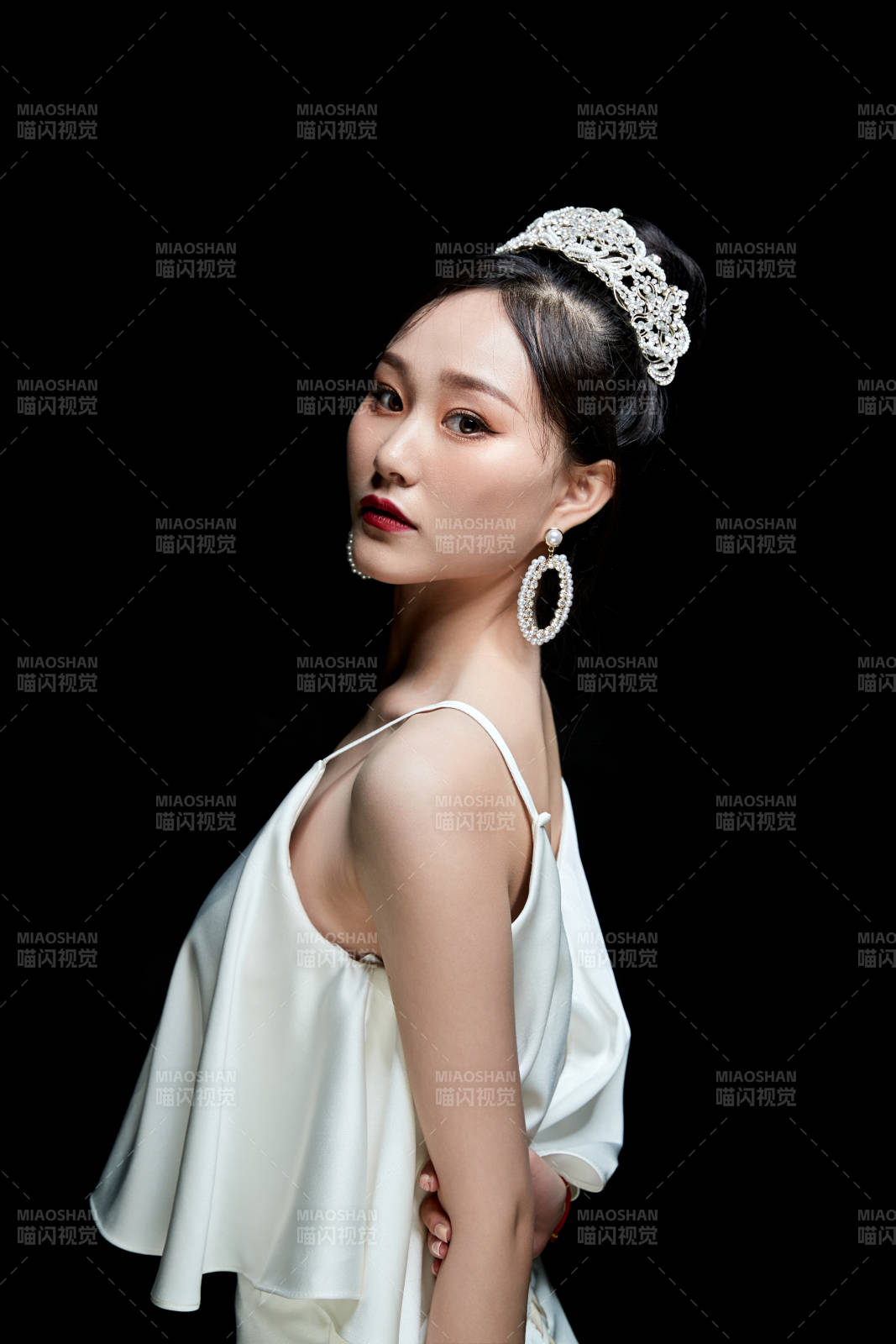 黑色背景下的女性复古婚纱妆面图片