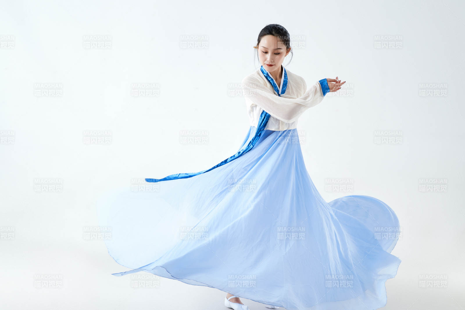 穿着中国朝鲜族传统服饰跳舞的少女图片