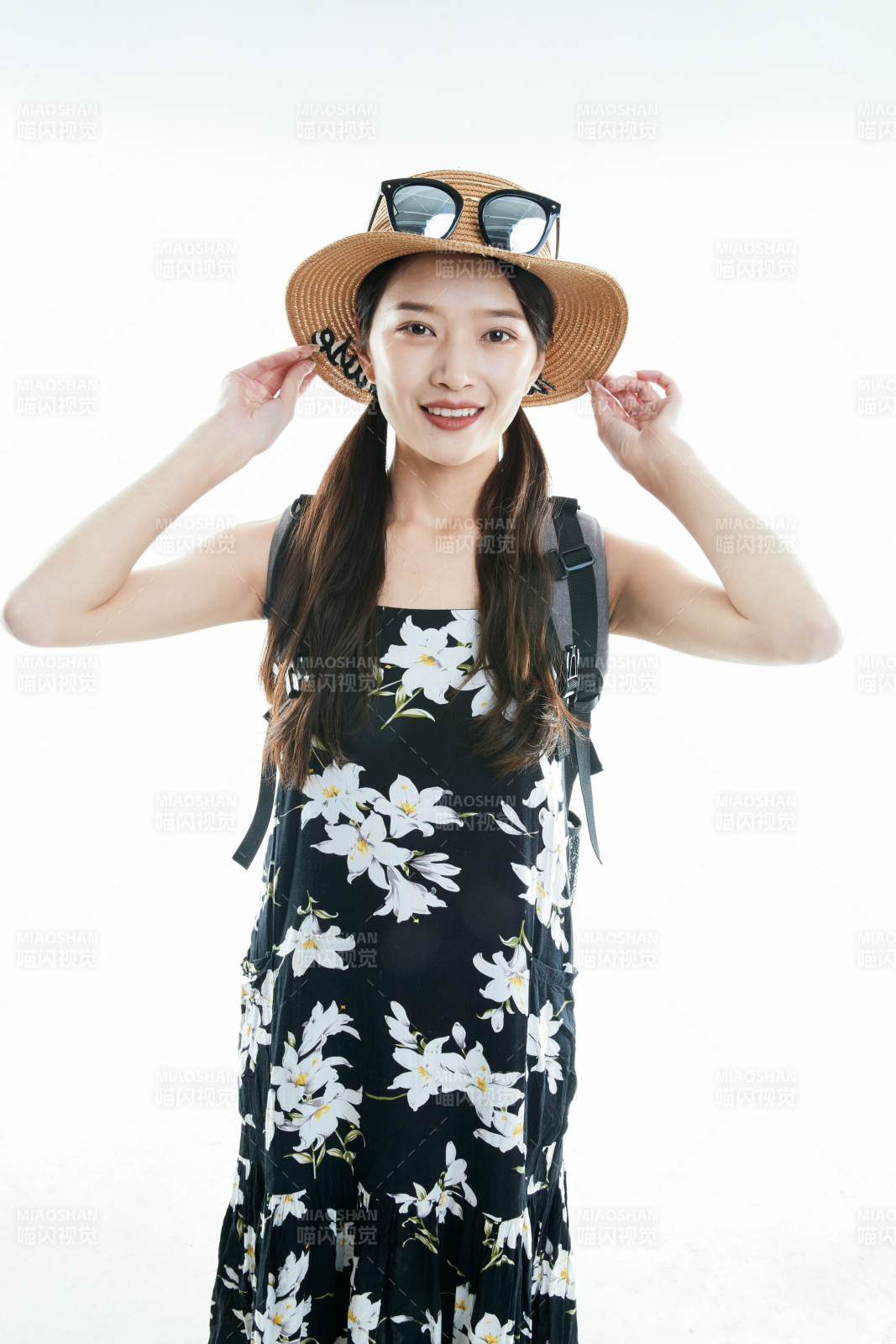 白色背景下准备出发旅行的美丽东方女大学生图片