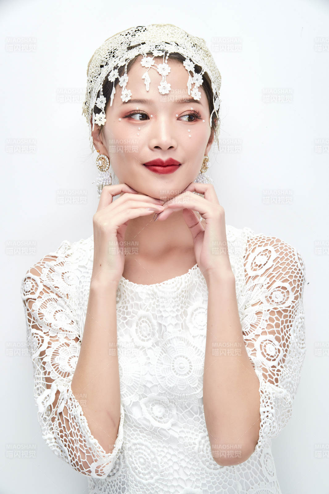 棚拍白色背景下的新娘美妆图片