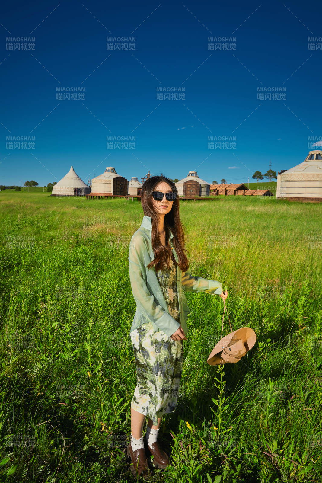 盛夏在草原湿地公园游玩的姑娘图片