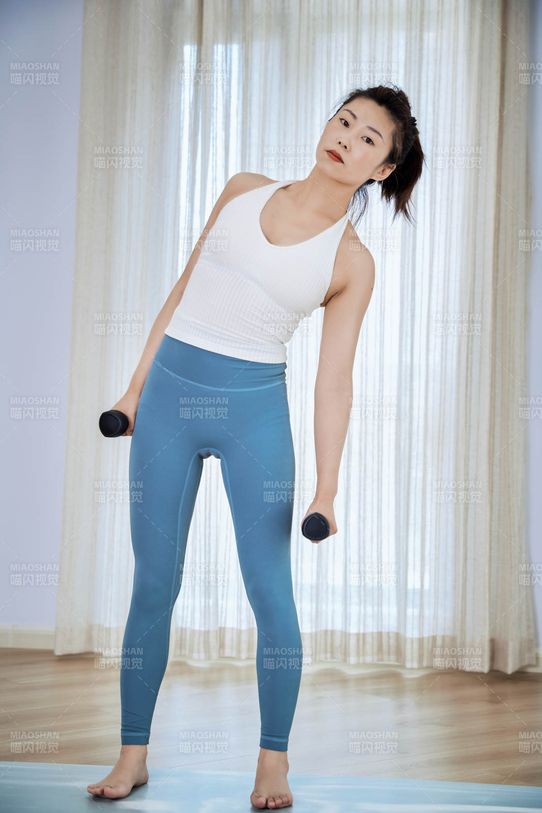 做瑜伽动作的亚洲年轻女性图片