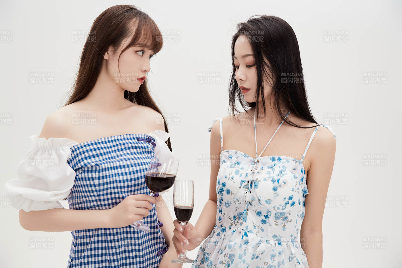 亲密无间的可爱的亚洲美女闺蜜图片