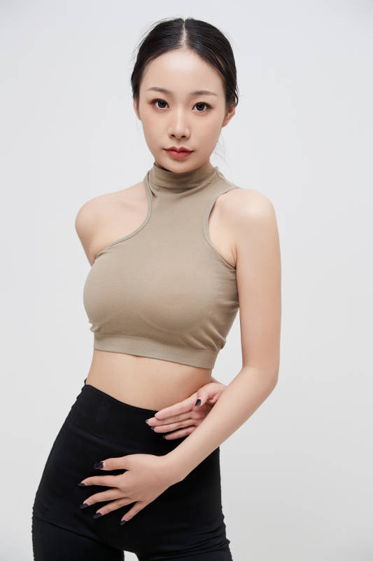 穿着运动服的亚洲美女图片