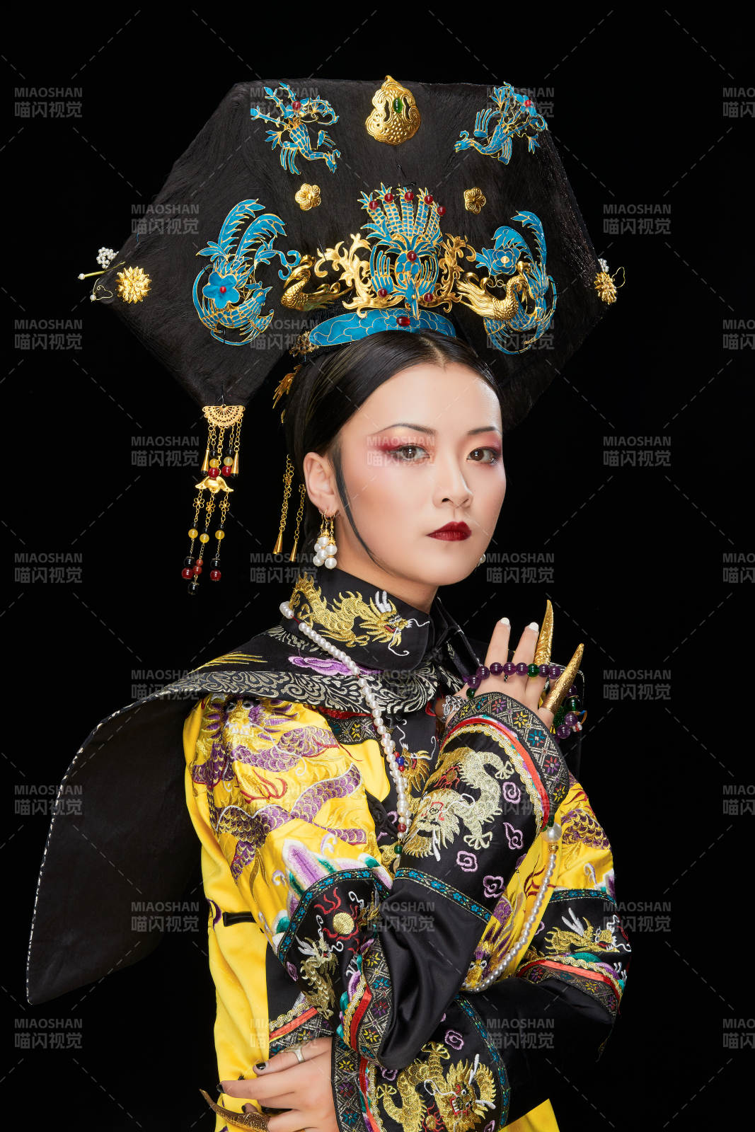 黑色背景下的清代皇后古装造型清朝古装图片