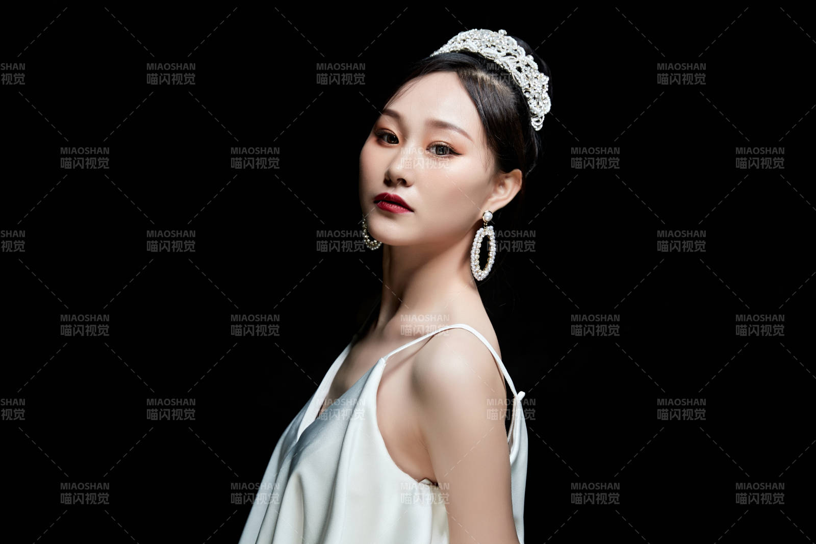 黑色背景下的女性复古婚纱妆面图片