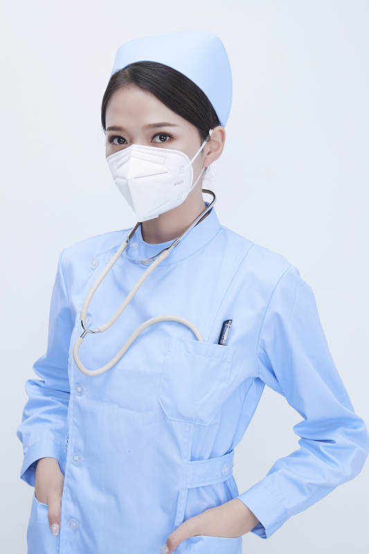 穿蓝色护士服佩戴听诊器口罩的女性医护人员图片