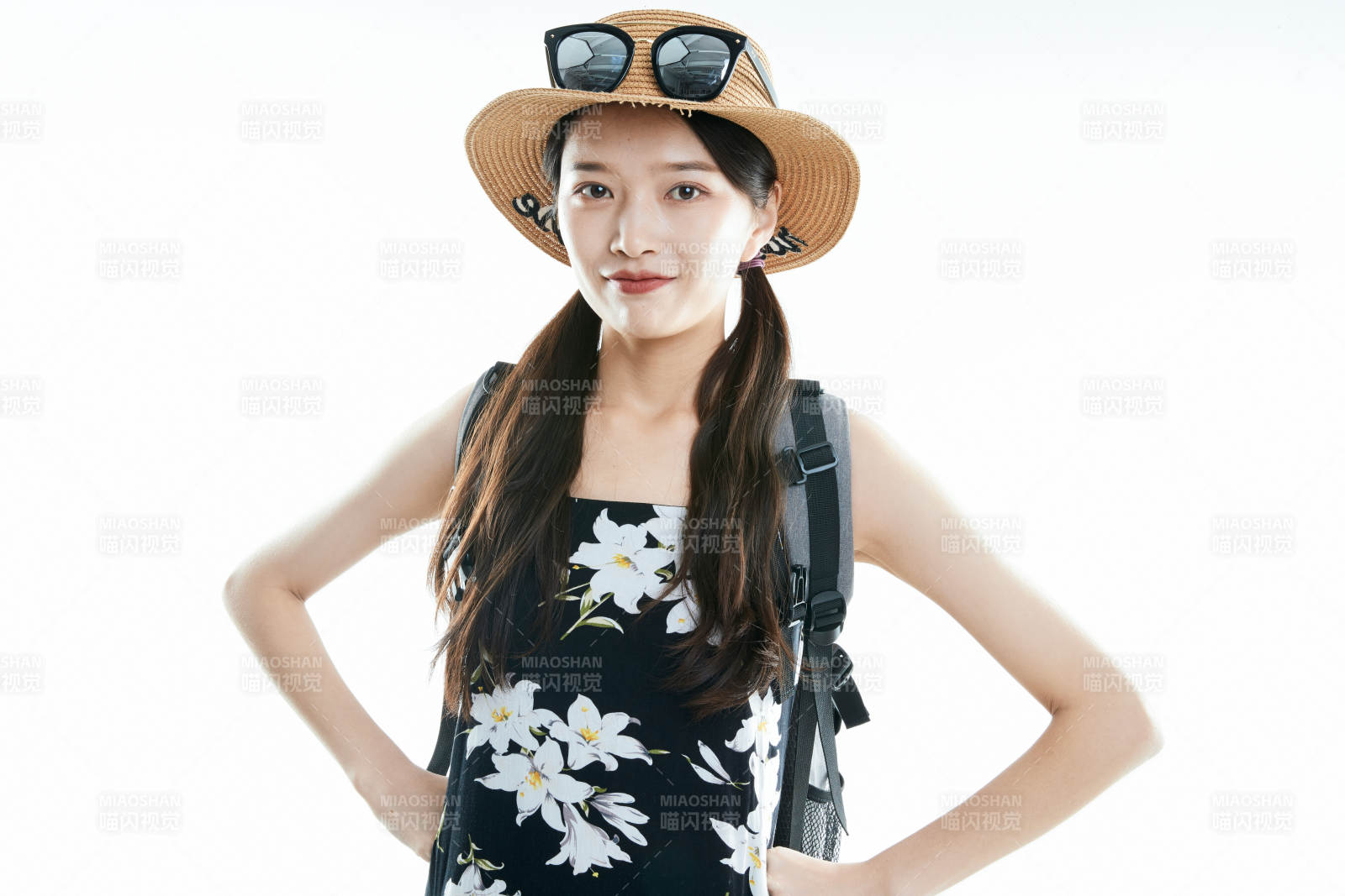 白色背景下准备出发旅行的美丽东方女大学生图片