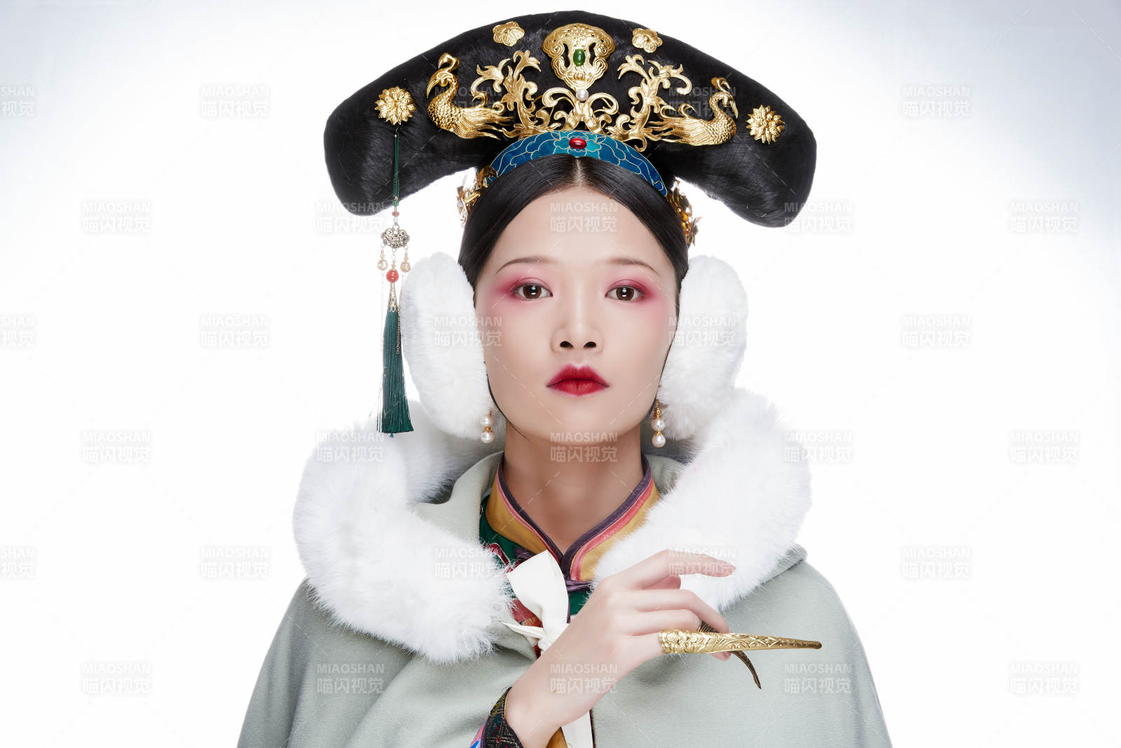 白色背景下的清代女性古装造型清朝古装图片