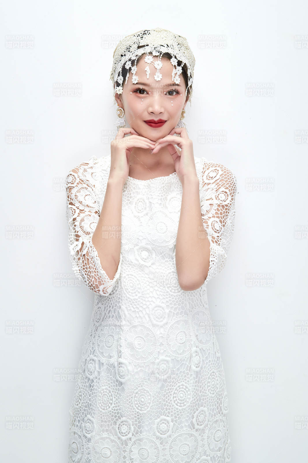 棚拍白色背景下的新娘美妆图片