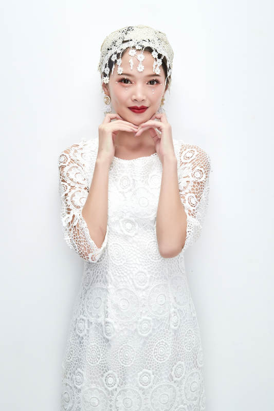 棚拍白色背景下的新娘美妆图片