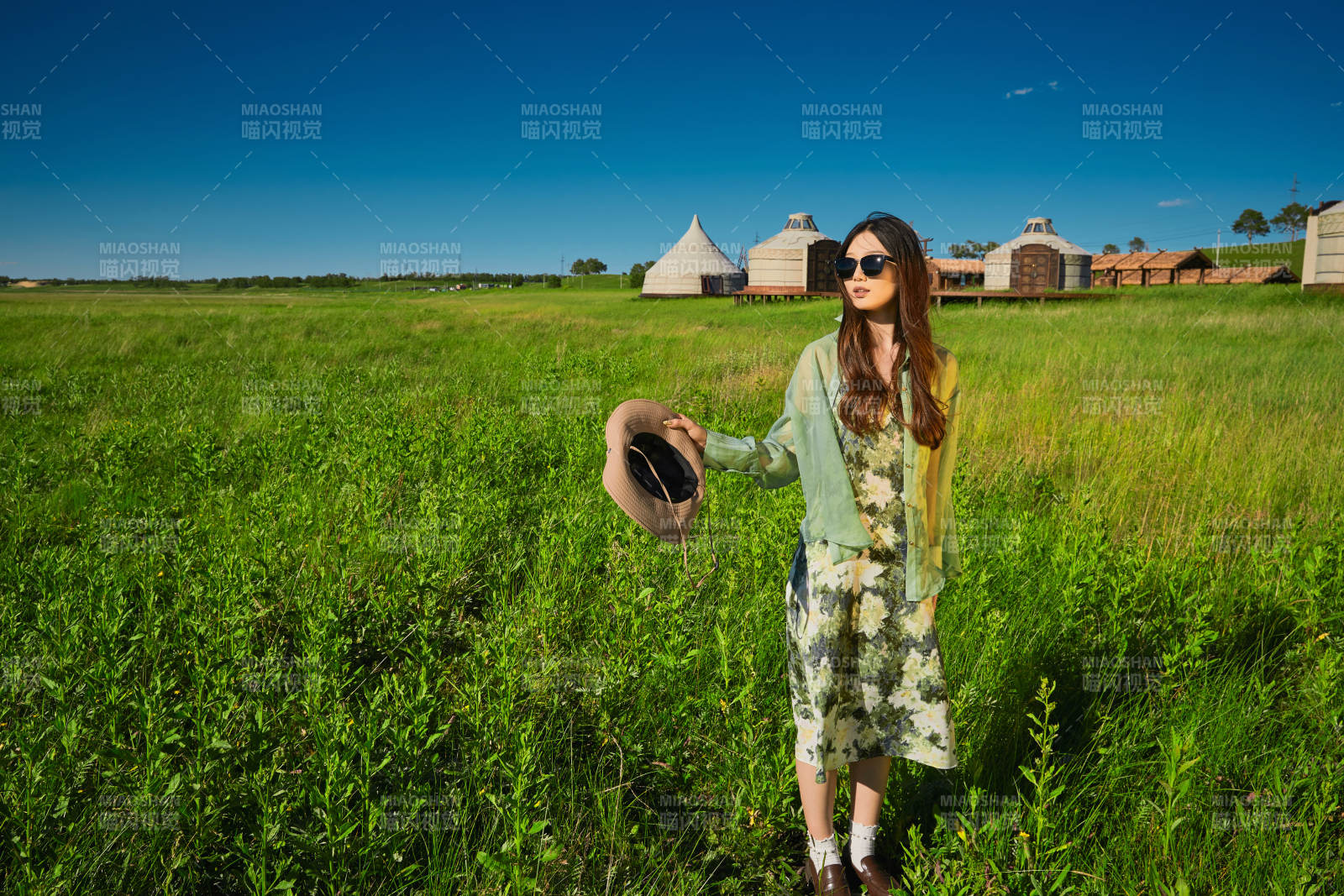 盛夏在草原湿地公园游玩的姑娘图片