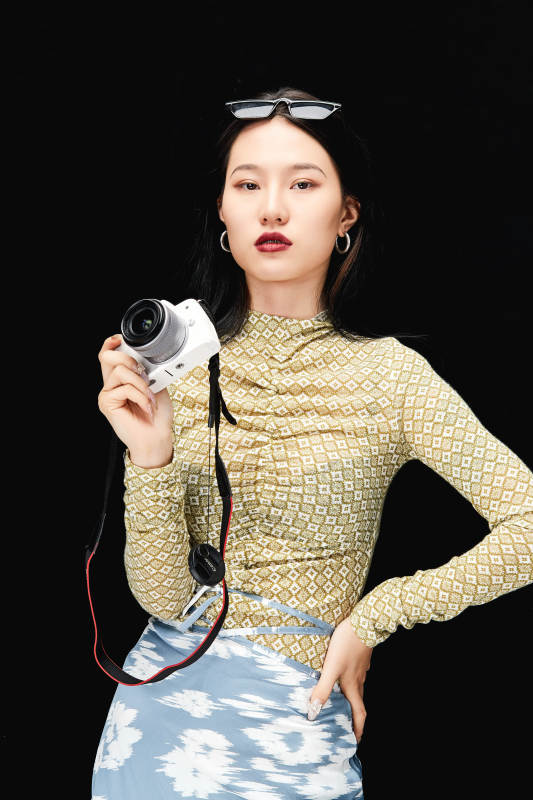 手持电话穿着复古的亚洲少女图片