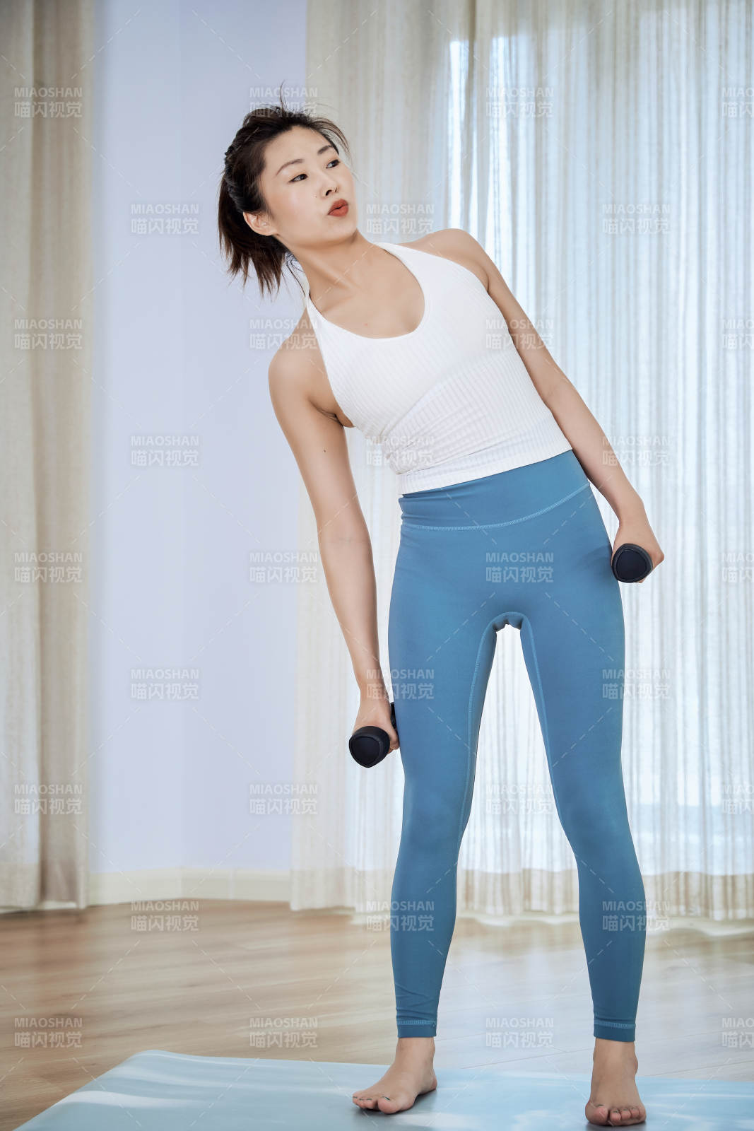 做瑜伽动作的亚洲年轻女性图片