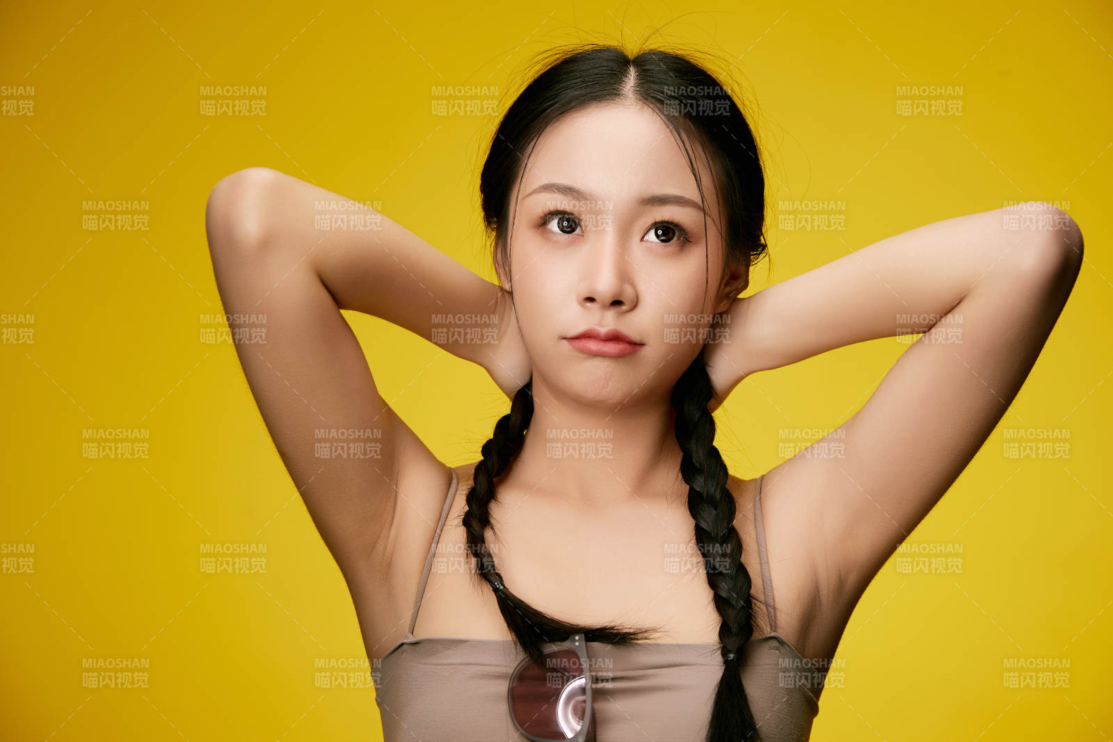 黄色背景下的活泼可爱女大学生图片