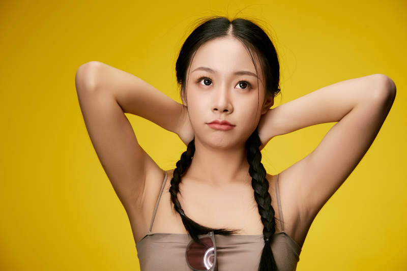 黄色背景下的活泼可爱女大学生图片