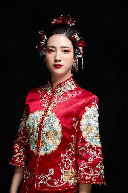 穿着中式秀禾服的亚洲少女图片