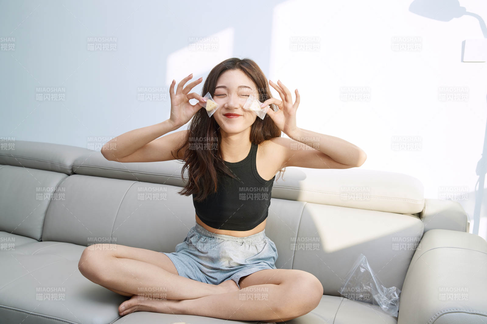 在家在沙发上享受美食的亚洲少女图片