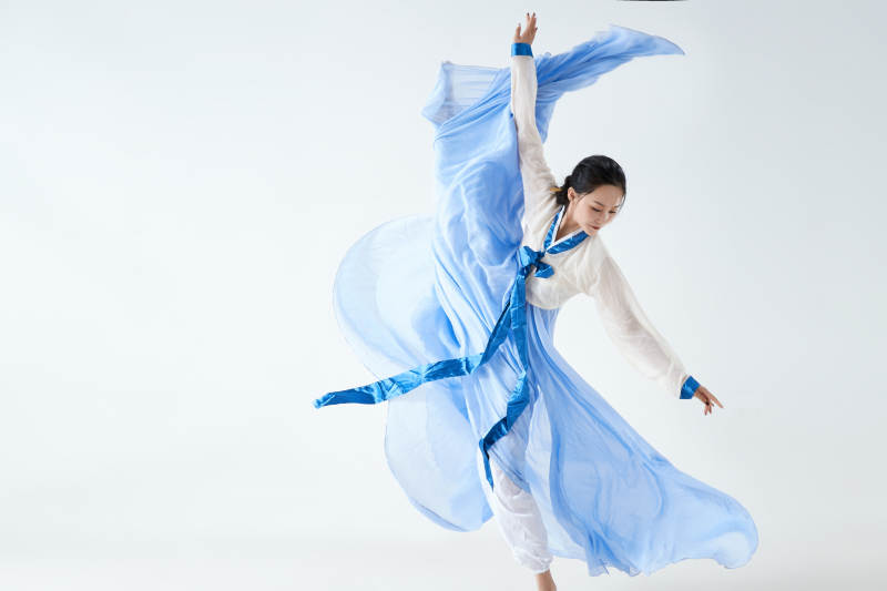 穿着中国朝鲜族传统服饰跳舞的少女图片