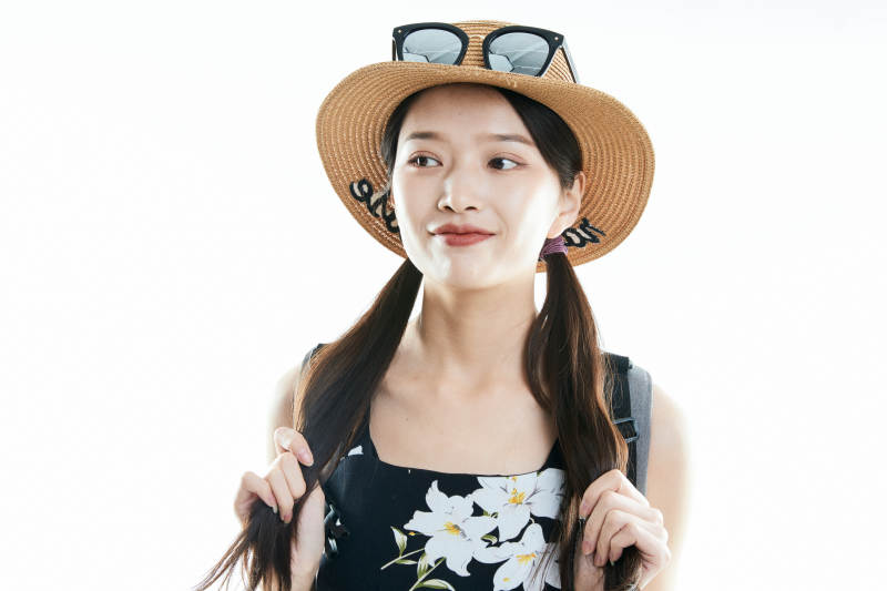 白色背景下准备出发旅行的美丽东方女大学生图片