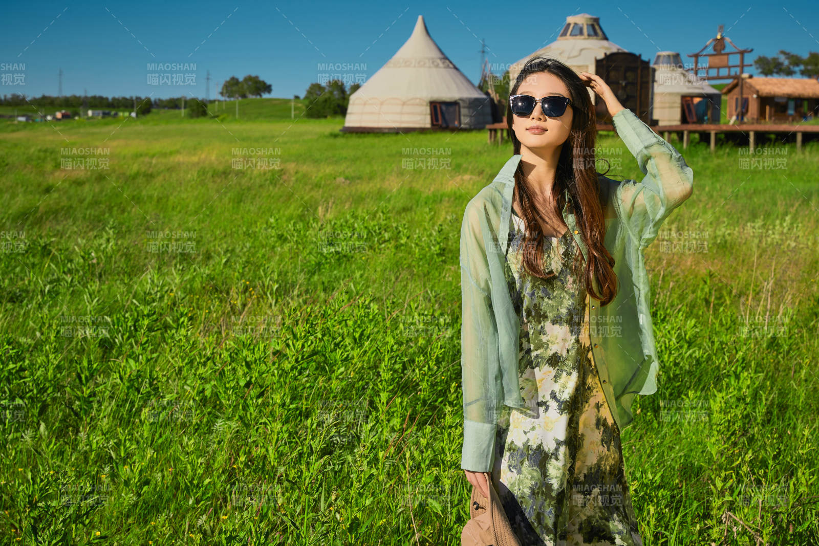 盛夏在草原湿地公园游玩的姑娘图片