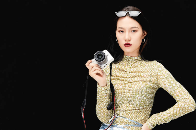 手持电话穿着复古的亚洲少女图片