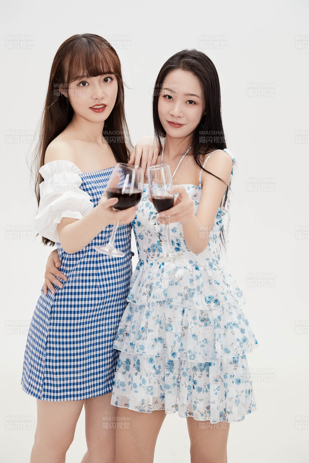 亲密无间的可爱的亚洲美女闺蜜图片