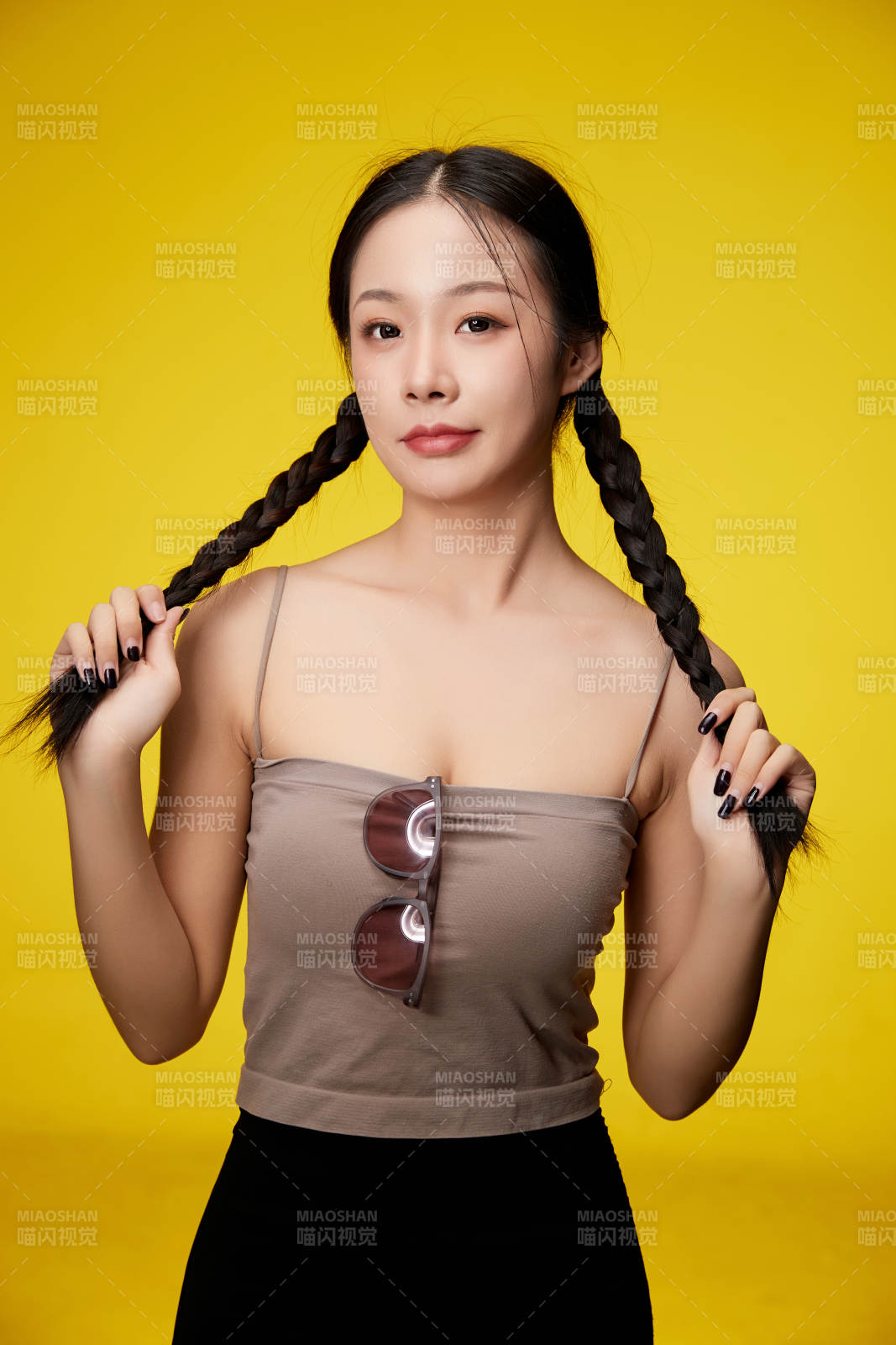 黄色背景下的活泼可爱女大学生图片