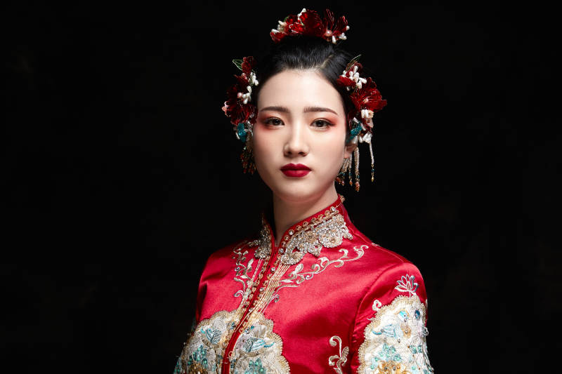 穿着中式秀禾服的亚洲少女图片