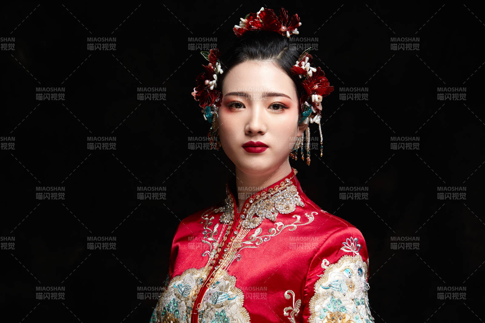 穿着中式秀禾服的亚洲少女图片