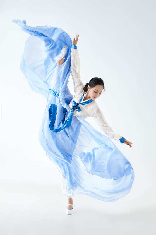 穿着中国朝鲜族传统服饰跳舞的少女图片