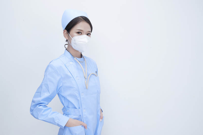 穿蓝色护士服佩戴听诊器口罩的女性医护人员图片