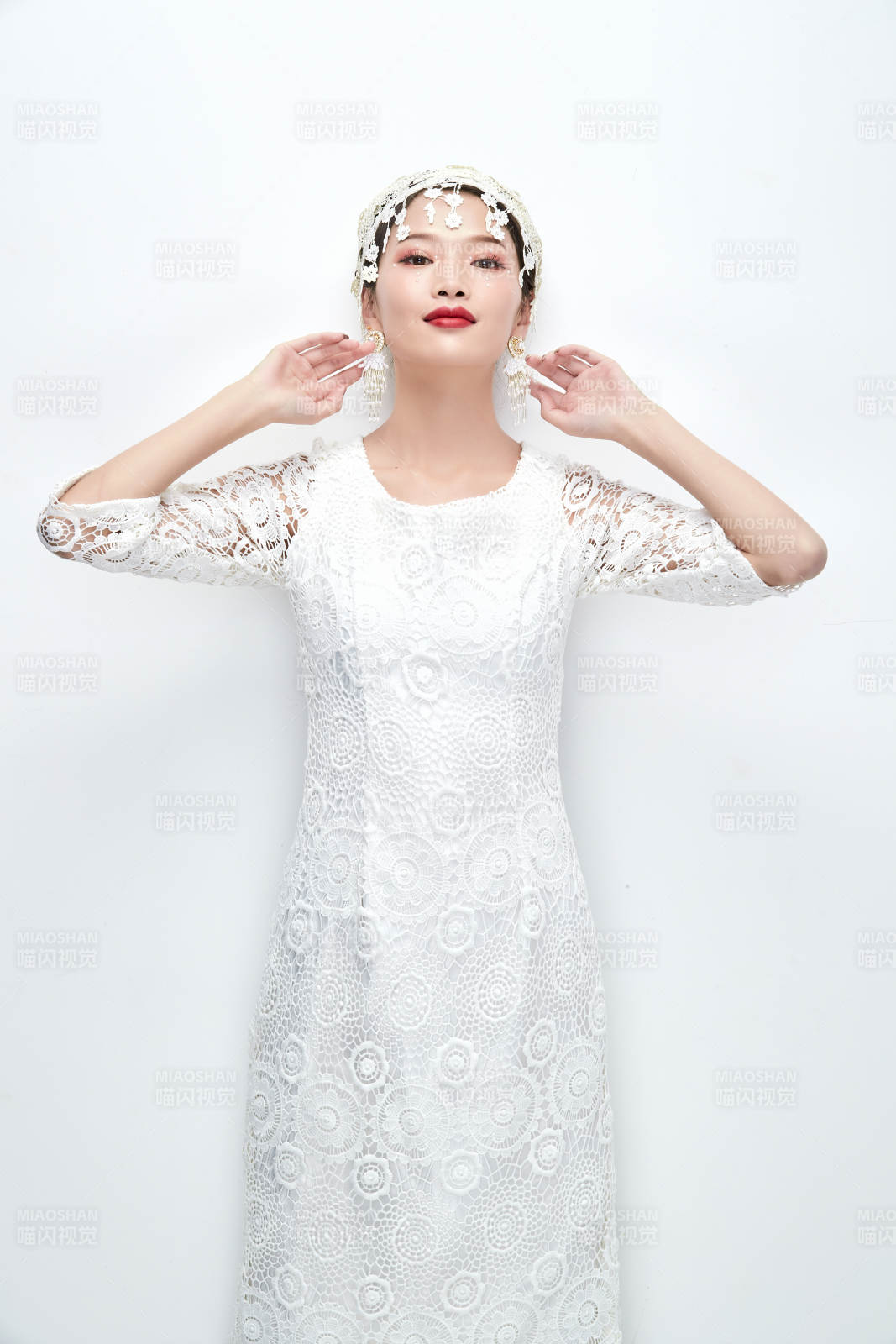 棚拍白色背景下的新娘美妆图片