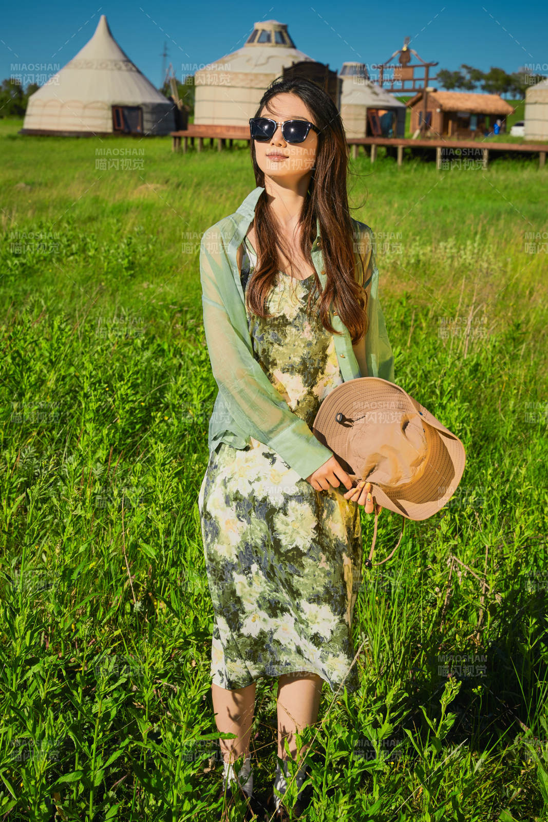 盛夏在草原湿地公园游玩的姑娘图片