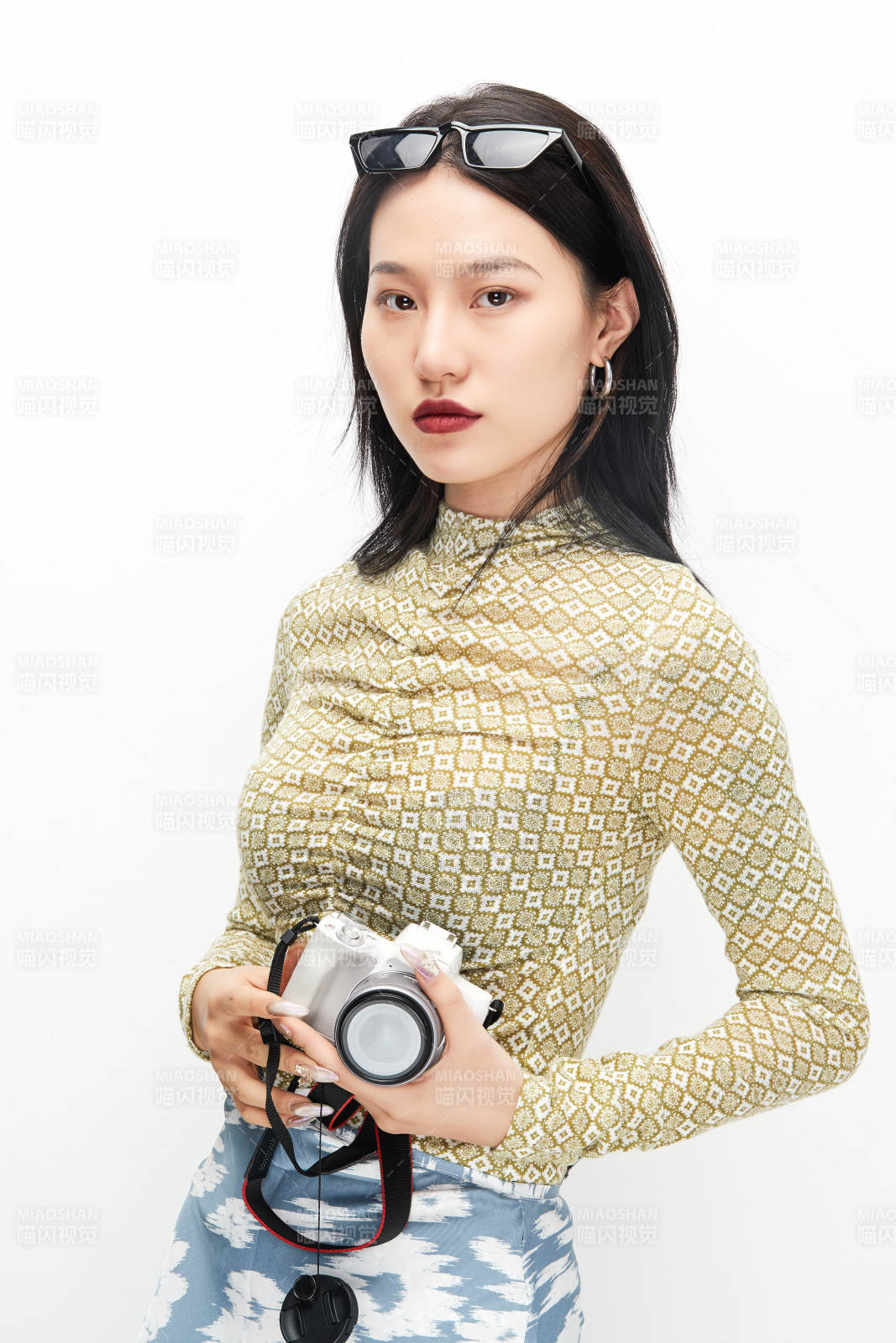 手持电话穿着复古的亚洲少女图片