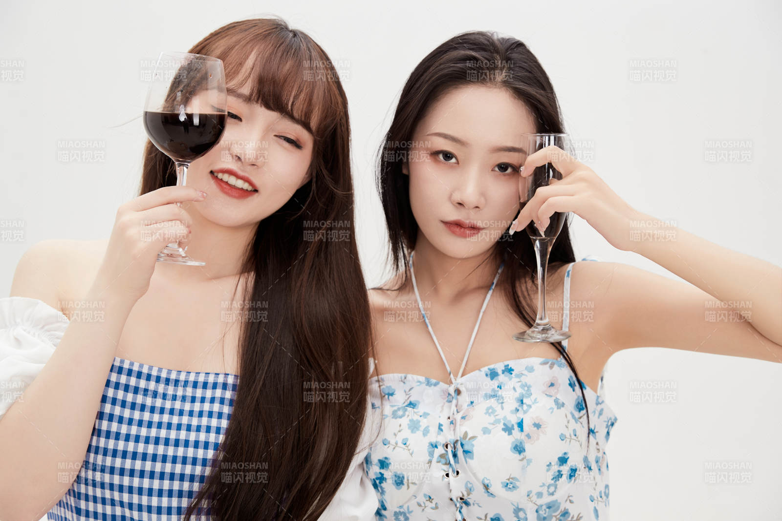 亲密无间的可爱的亚洲美女闺蜜图片