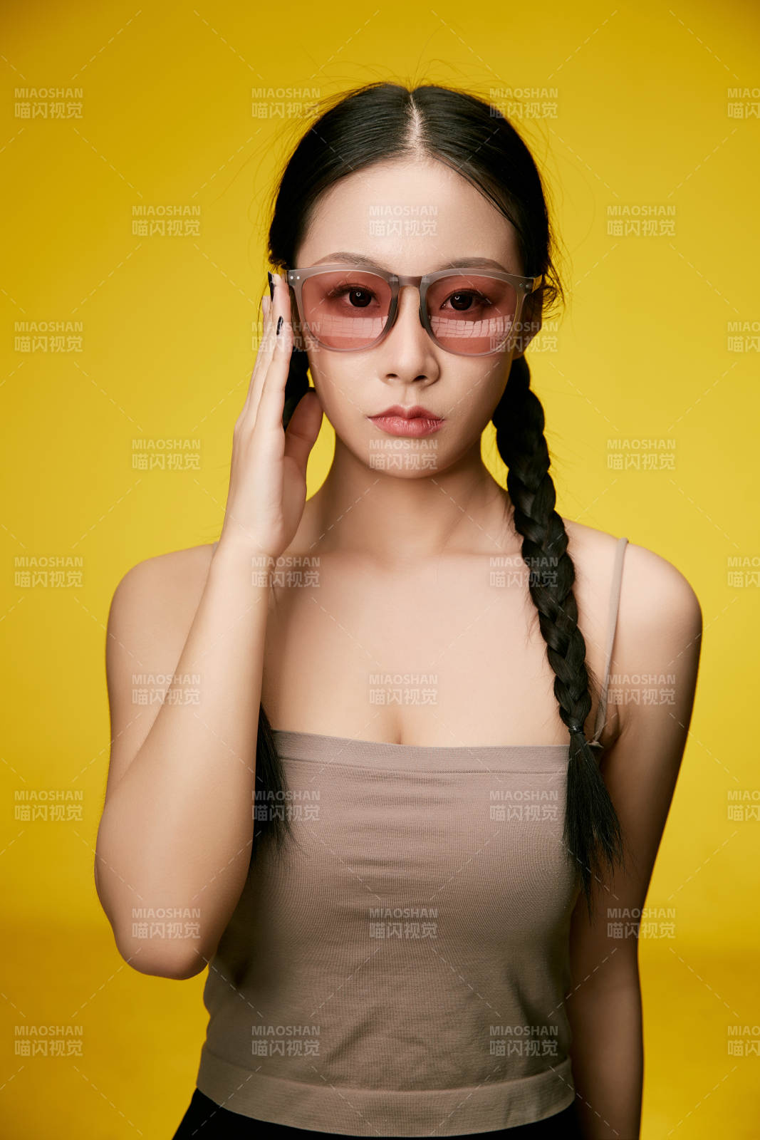 黄色背景下的活泼可爱女大学生图片