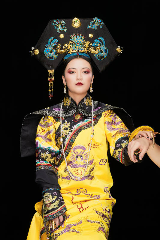 黑色背景下的清代皇后古装造型清朝古装图片