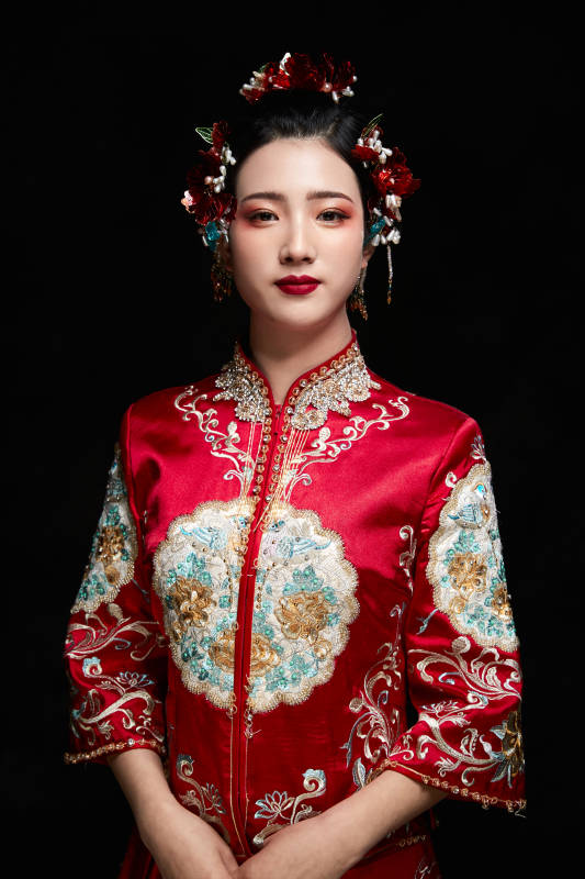 穿着中式秀禾服的亚洲少女图片