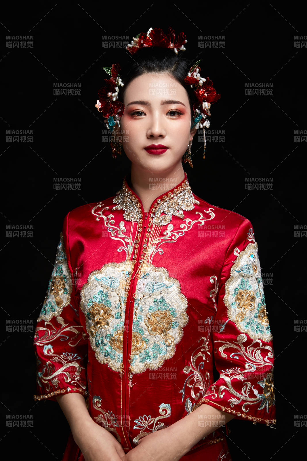 穿着中式秀禾服的亚洲少女图片